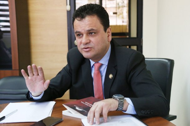 sucrenoticiasec's tweet photo. Asambleísta por #Azuay, @EstebanBernalB, del movimiento #CREO, manifestó que Serrano tiene que renunciar a la presidencia de la @AsambleaEcuador, por los audios que hizo publico el #FiscalGeneralEc, #CarlosBacaM . "Tiene que evitarse el bochorno de la destitución"
#SucreInforma https://t.co/0eMUZTkJKt