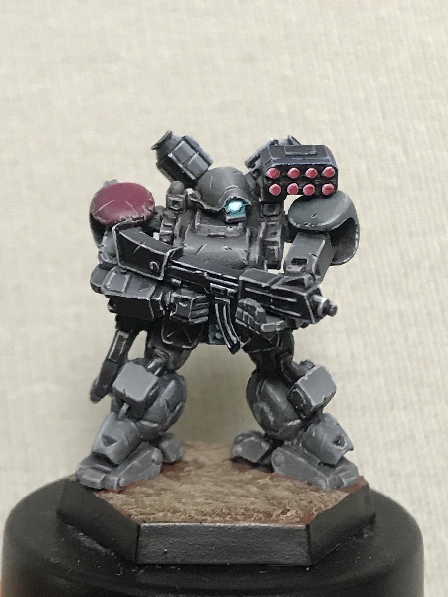 nohara_painter's tweet photo. ヘヴィギアのミニチュア達です。モデルは南軍の傑作量産機イェーガー、三枚目の指揮官機は専用のヘッドパーツを装備し、赤いラインがペイントされてます。
何時ものミニチュアですが1/144のサイズ感を意識して塗ってます。

むせる世界観をゲームで再現出来ますよ！

#heavygear
#ヘヴィギア https://t.co/qUPtmn1OZJ