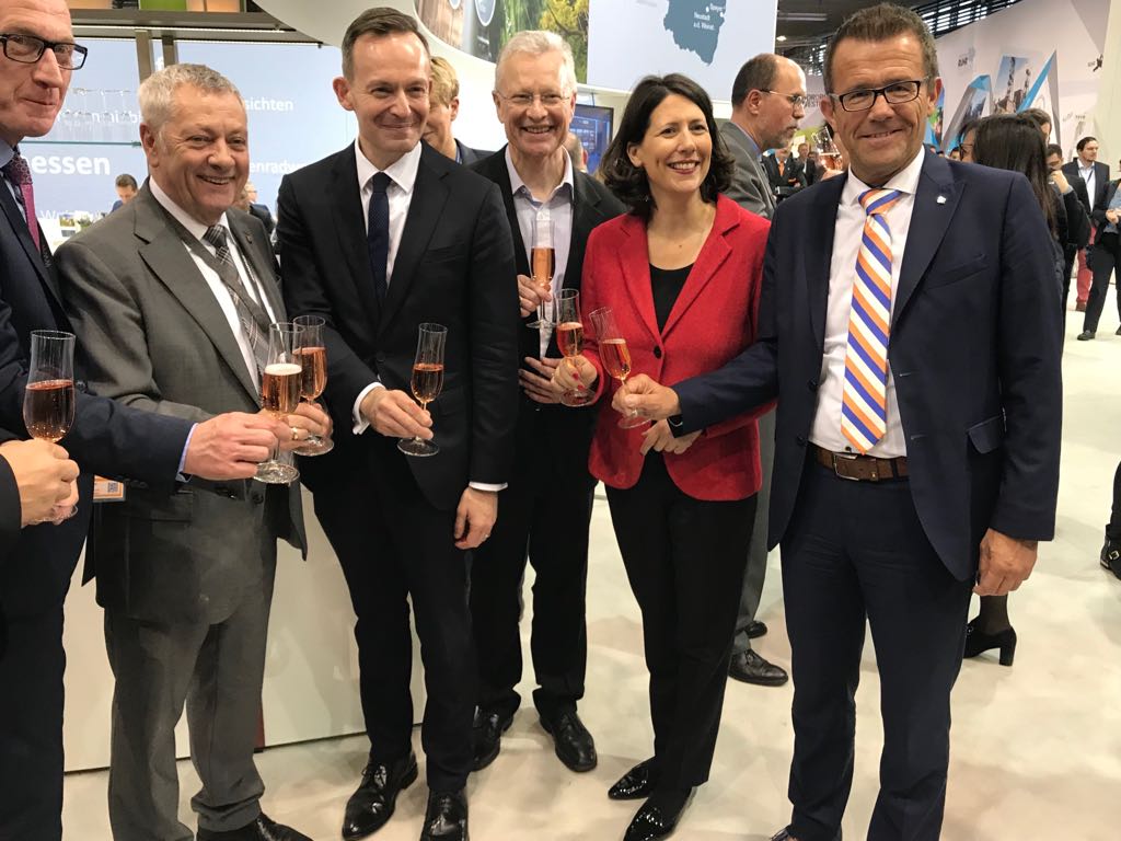 tinikober's tweet photo. #rlpitb Für den Tourismus und das Gastgewerbe in Rheinland-Pfalz. Auf weiterhin erfolgreiche Zusammenarbeit in der Enquete-Kommission Tourismus - mit Wirtschaftsminister Volker Wissing (FDP). Zum Wohl, Rheinland-Pfalz! https://t.co/4CZBuEcvJ6