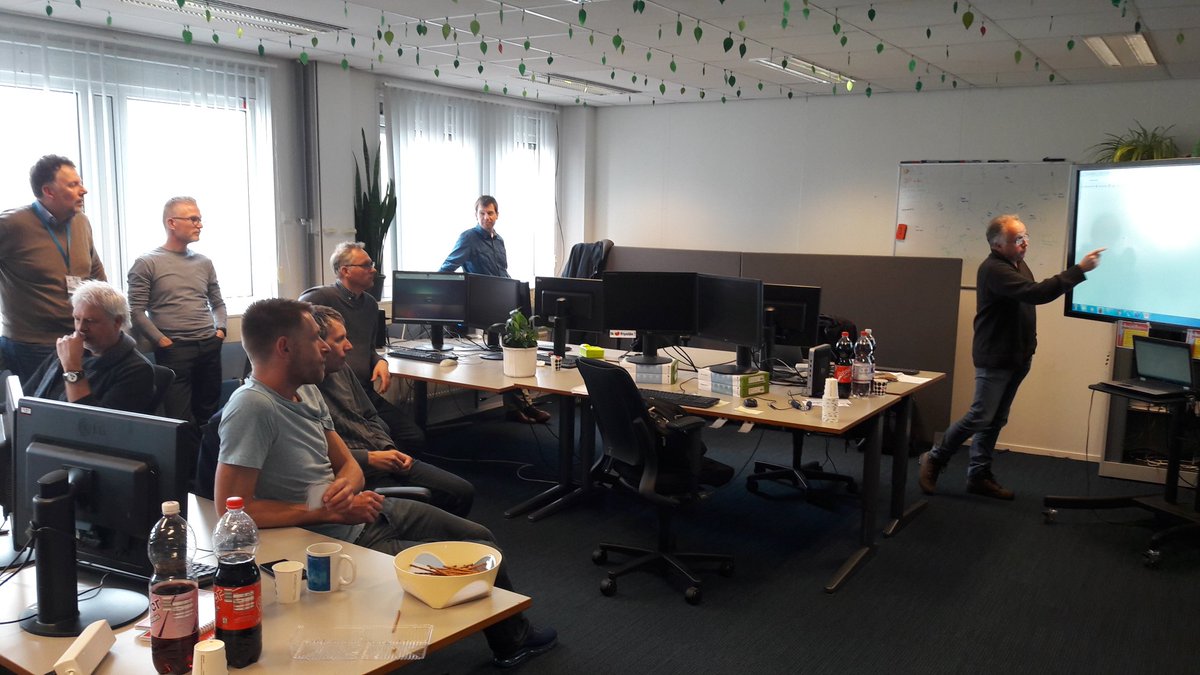 Walter781974's tweet photo. #Dictu GIS kennissessie met de collega's. Sodm portal implementatie gedeeld. Mooi product! https://t.co/oSSuyGnJh1