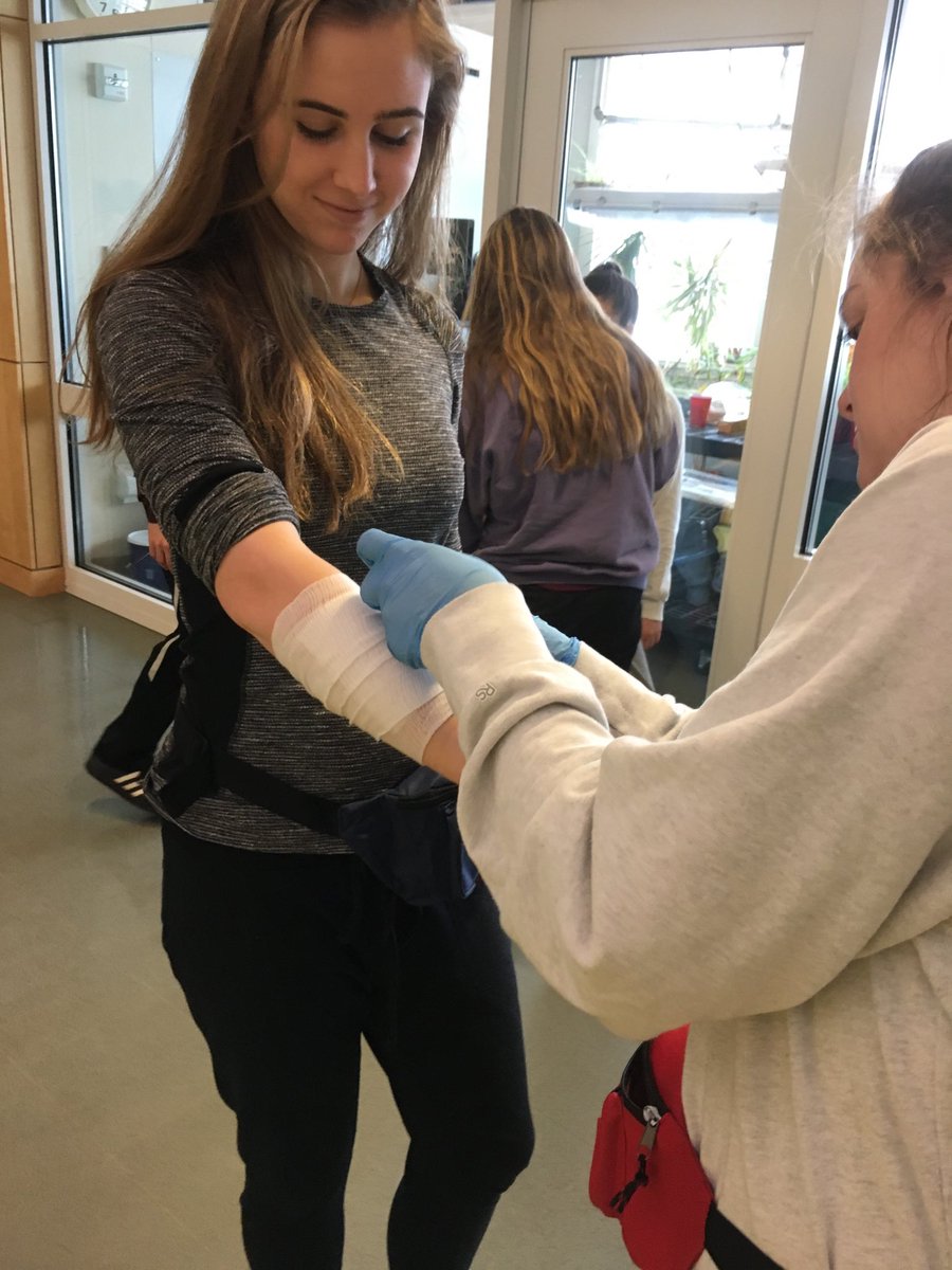 mlane101's tweet photo. First aid training for our future lifeguards!! #nhsprojectweek https://t.co/U0dcswkTg0