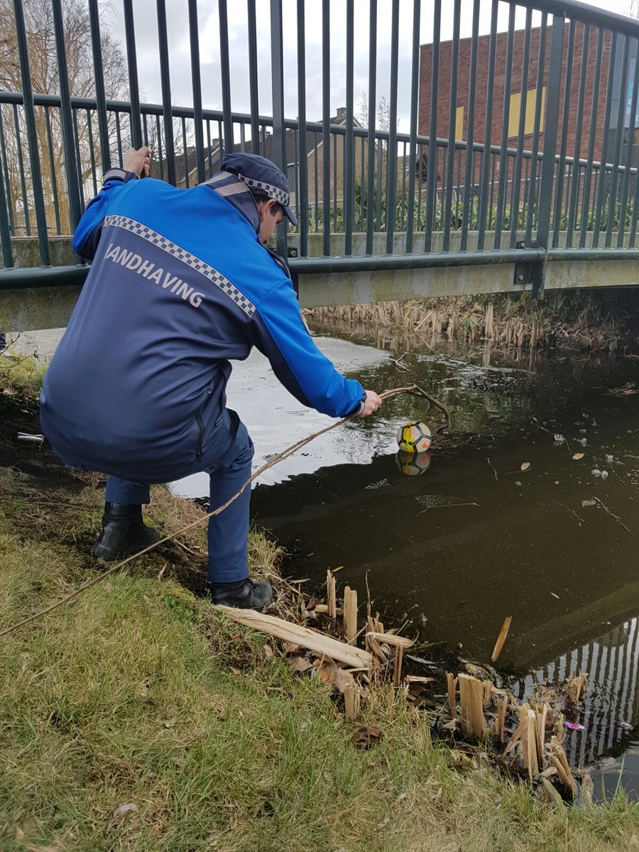 GemOudewater's tweet photo. Het optreden van Buitengewoon OpsporingsAmbtenaren (kortweg BOA's genoemd) zorgt in Oudewater voor meer veiligheid op straat en een schonere woonomgeving. En soms helpen BOA's voetballende jongens om een bal uit de sloot te halen, zoals hier bij het zwarte veldje. https://t.co/h6QwqkP8TN