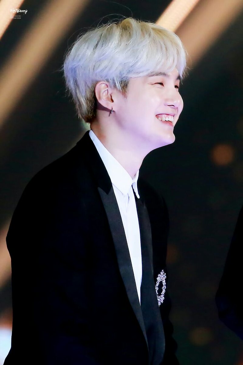 itzaakook's tweet image. Mi amor por ti es más allá de ser feliz por tus logros y buenos momentos, mi amor por ti es sentir tu tristeza, entender tus derrotas, sentarme contigo en tus caídas y siempre, sin lugar a dudas apoyarte miéntras te levantas y demuestras que eres fuerte. #슈가생일ㅊㅋ