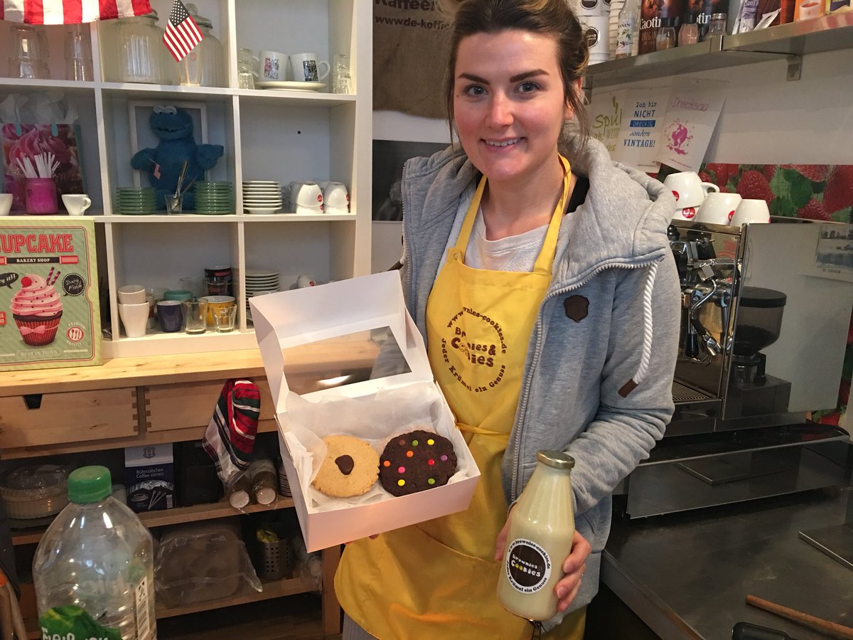 Die Olympia-Eishockeystimme <a href="/PEhelechner25/">Patrick Ehelechner</a> bekommt morgen vor dem Auftritt in #Bremerhaven <a href="/FT_Pinguins/">Fischtown Pinguins</a> #Cookies und #Eggnog als #Dankeschön ... schön verpackt von Kristin #Moore <a href="/KTreslley/">Kristin Moore</a> Ehefrau von Pinguins-Kapitän Mike Moore #geilstezeit <a href="/DELoffice/">DEL</a> <a href="/roosters_hockey/">Iserlohn Roosters</a>