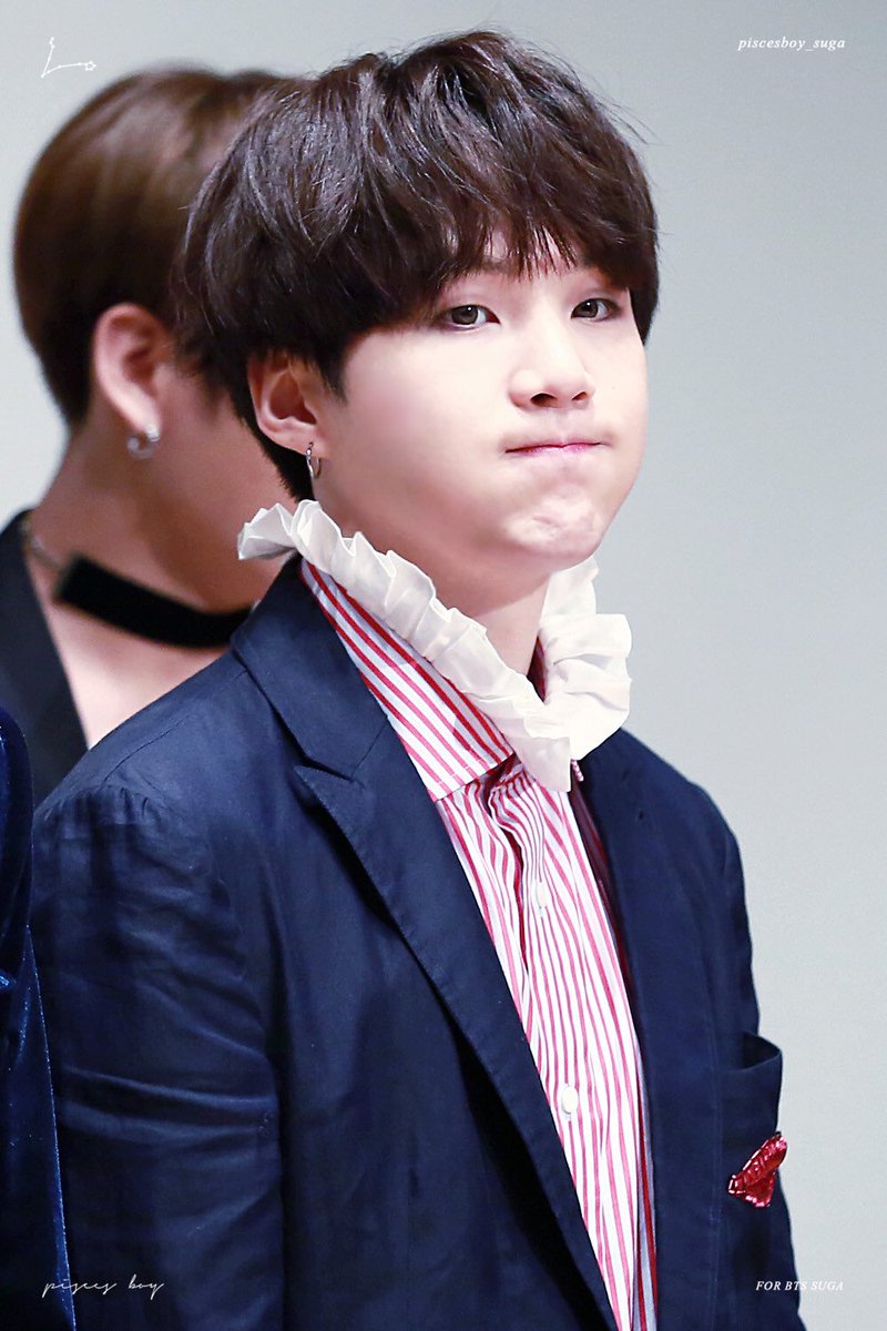 bomba3012's tweet photo. 25 годиков исполняется дедушке всея #BTS 🎉

💙 Agust D
💙 МинЖопка
💙 Сахарок
💙 Талантливый рэпер
💙 Замечательный композитор
💙 Ленивая дэнс-машина

Юнги, спасибо за то, что ты есть❤️ Ты заслуживаешь безгранично много любви💕

С ДНЁМ РОЖДЕНИЯ, Мин Юнги!💖

#GeniusYoongiDay https://t.co/GZlhfMlPaX