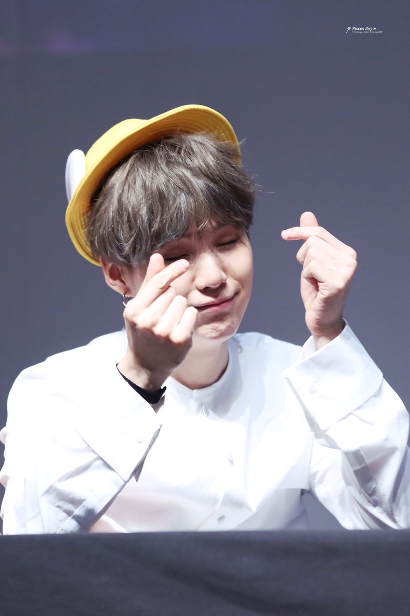 bomba3012's tweet photo. 25 годиков исполняется дедушке всея #BTS 🎉

💙 Agust D
💙 МинЖопка
💙 Сахарок
💙 Талантливый рэпер
💙 Замечательный композитор
💙 Ленивая дэнс-машина

Юнги, спасибо за то, что ты есть❤️ Ты заслуживаешь безгранично много любви💕

С ДНЁМ РОЖДЕНИЯ, Мин Юнги!💖

#GeniusYoongiDay https://t.co/GZlhfMlPaX