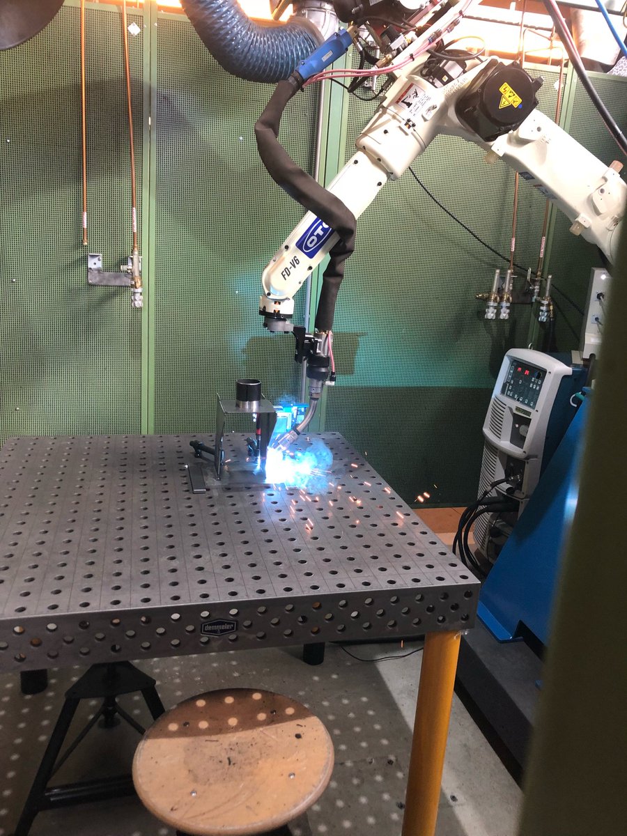 ArjenVerkaik's tweet photo. Zojuist de lasrobot van Haprotech in gebruik gesteld en daarmee de aftrap gegeven voor het Velsens mkb innovatiefonds. Innovatie bij bedrijfsleven ter versterking van de toekomstige werkgelegenheid. Fijn dat dat kan in #Velsen https://t.co/Eb6Fylxb1Q