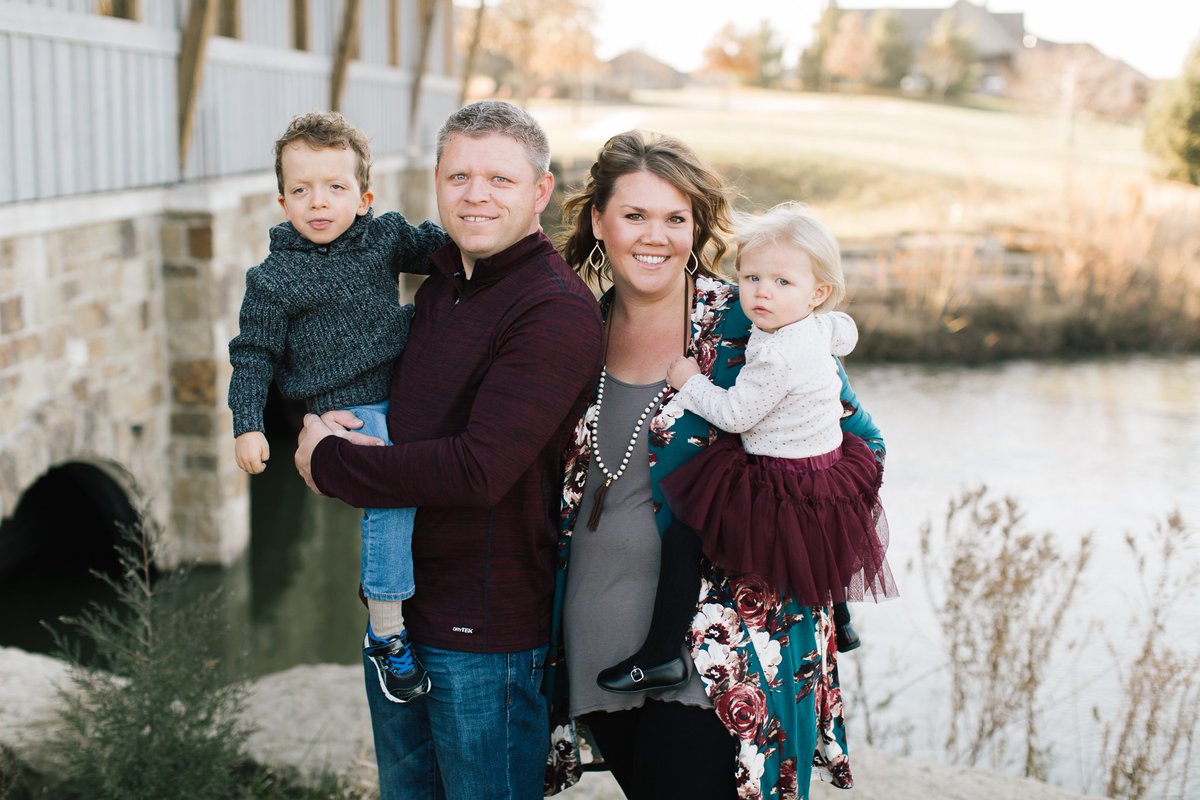 NikkiMoorePhoto's tweet photo. After photographing Jenny &amp; Philip's wedding back in 2011, it was a true honor to have a mini shoot to capture their family seven years later! Family mini shoots are some of my favorite, and they are loads of fun for the whole family (kids included)! :)

https://t.co/BIMIFxRjou https://t.co/tvW23bh38n