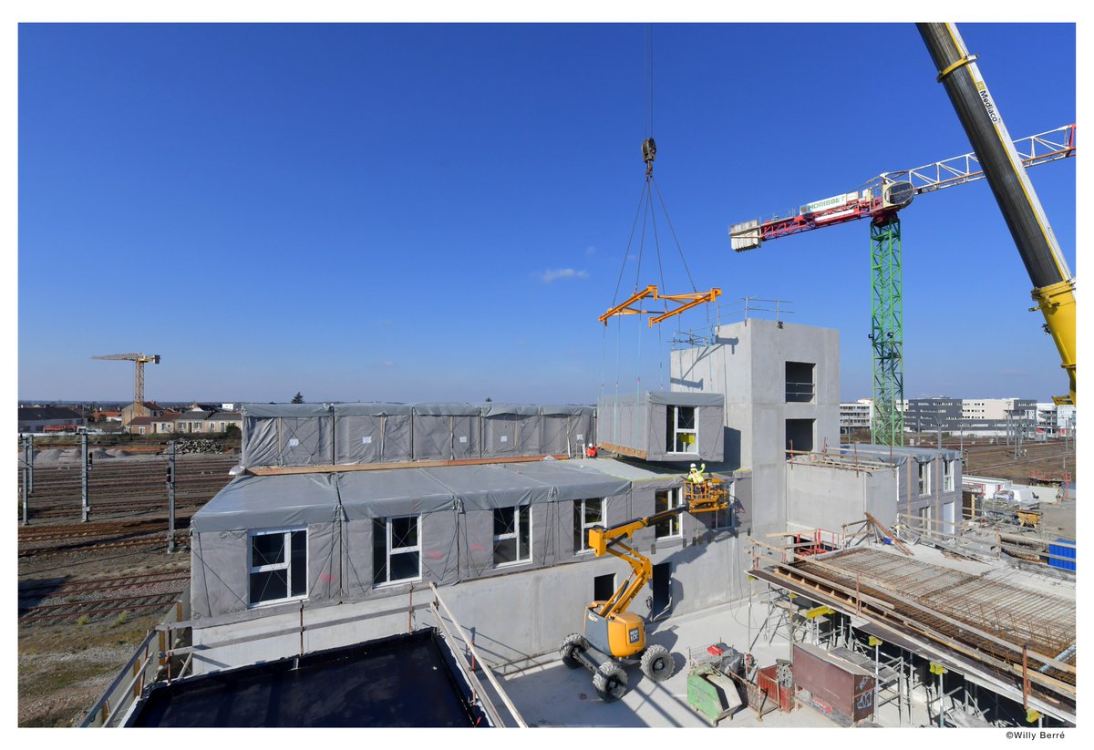 BouyguesBat_GO's tweet image. La résidence étudiante #ALPHACity prend forme à @LRSY_ville ! Assemblage des 100 modules bois préfabriqués @OSSABOIS qui correspondent à 100 logements étudiants @CNOUS_CROUS de 18 m² @oryon85 #modulaire