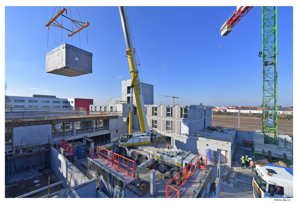BouyguesBat_GO's tweet image. La résidence étudiante #ALPHACity prend forme à @LRSY_ville ! Assemblage des 100 modules bois préfabriqués @OSSABOIS qui correspondent à 100 logements étudiants @CNOUS_CROUS de 18 m² @oryon85 #modulaire