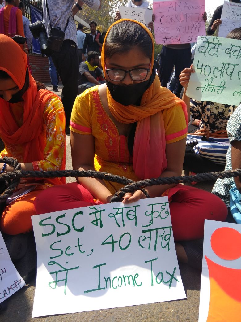 Youth4Swaraj's tweet photo. SSC में हो ��हा भ्रष्टाचार,
बेटियाँ सड़क पर उतरने को लाचार
बेशर्मी की हद हो गयी पार,
गूंगी बहरी बन बैठी सरकार
#womensday
#SSCBlackExam https://t.co/GlPTJrAUGp