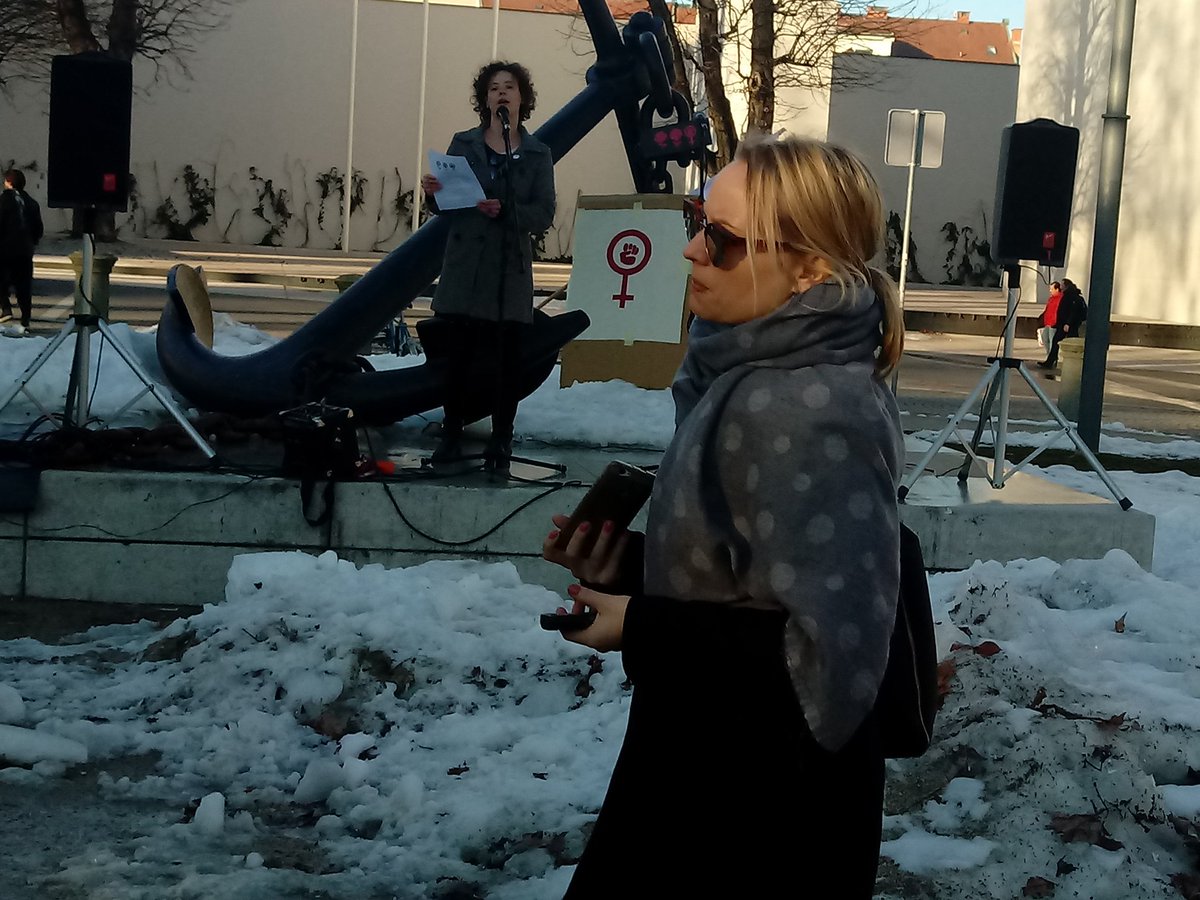 stud_iskra's tweet photo. Zbrali smo se na Kongresnem trgu, da obeležimo pomen mednarodnega dneva žensk in spomnimo na priborjene pravice žensk, ki je danes pogosto popolnoma spregledan! #vsakdan8marec #iskraprotest https://t.co/zLVfOs5C8b