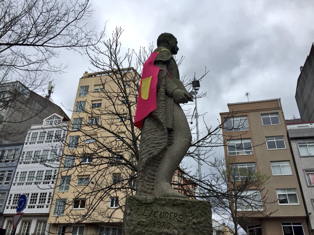 vozcoruna's tweet photo. Trasvase de mandiles a las esculturas de la ciudad de #ACoruña por el 8M https://t.co/bPtJnQPcdB
