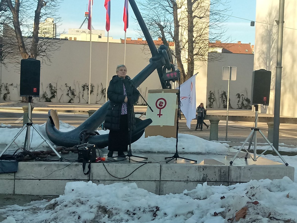 stud_iskra's tweet photo. Zbrali smo se na Kongresnem trgu, da obeležimo pomen mednarodnega dneva žensk in spomnimo na priborjene pravice žensk, ki je danes pogosto popolnoma spregledan! #vsakdan8marec #iskraprotest https://t.co/zLVfOs5C8b