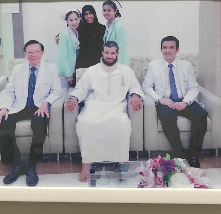 بعد إجراء العملية للرقبة تم التقاط الصورة الذكريات بين المريض طاقم الأطباء د.نعيم ود.شيبة ### نسأل الله أن يعيد عليه الصحة والعافية