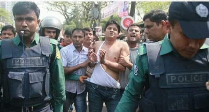 SaifulI34409657's tweet photo. This is the killer police forces of Bangladesh's illegal Hasina government. Thus, they are arrested from the peace program. https://t.co/SPUdwqYB46