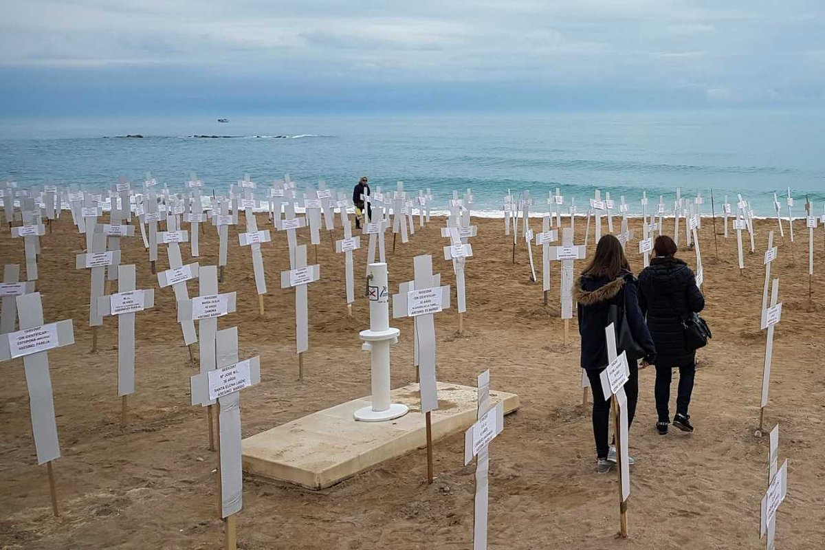 739 cruces de madera y cartón instaladas en un área de 2.800 metros cuadrados en la playa del Fortí de Vinaròs, en Castellón. Una cruz por cada una de las 739 mujeres asesinadas en España en una década, entre 2007 y 2017 #ViolenciaMachista  #DíaDeLaMujer cort.as/-2ej