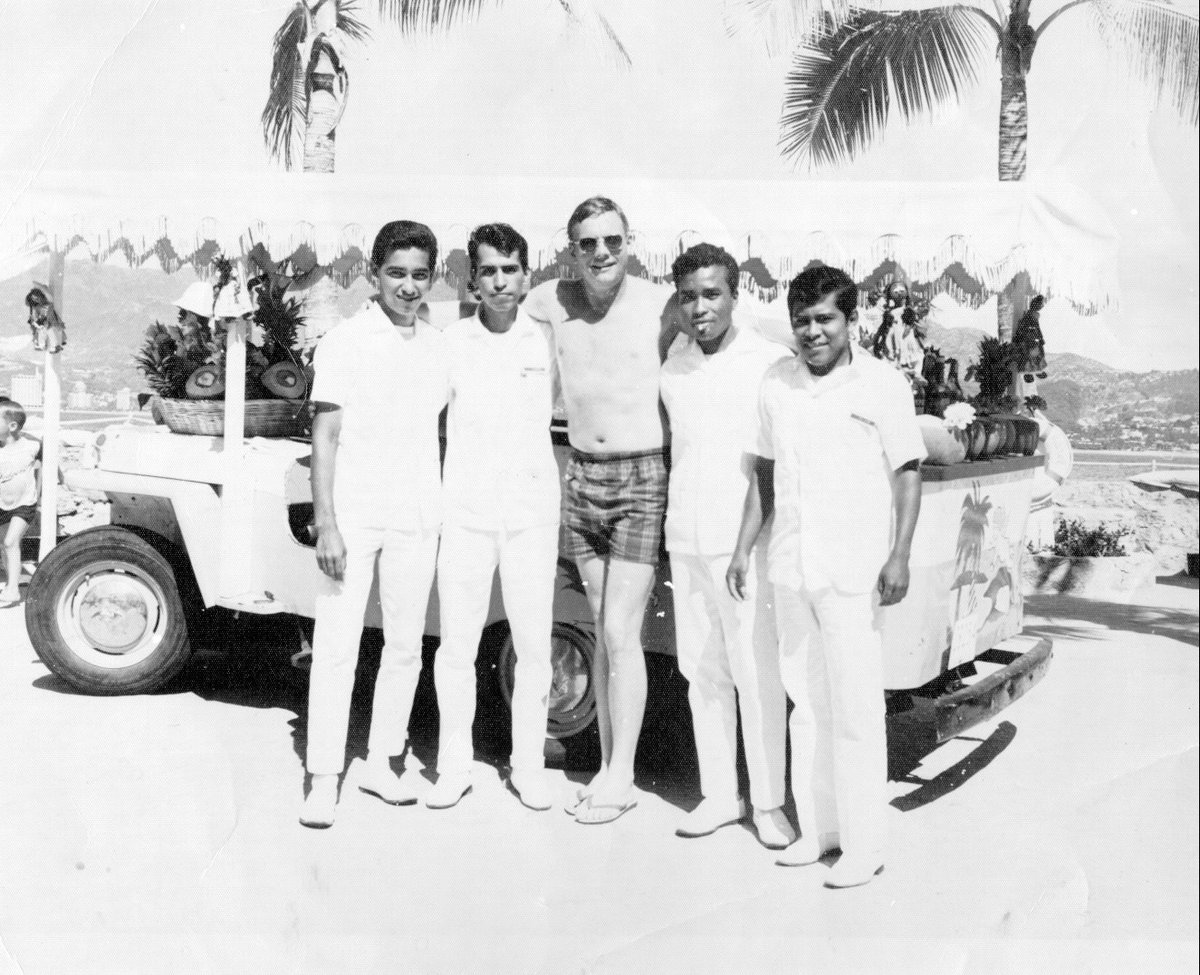 LacostaTV's tweet photo. #tbt ¿Sabías que una semana antes de que los primeros astronautas llegaran a la Luna fueron enviados al Hotel Las Brisas a descansar?
Neil Armstrong posando junto al staff del Hotel Las Brisas. 

#Acapulco #Lacostatv #AcapulcoGolden https://t.co/mejgi9R0s3