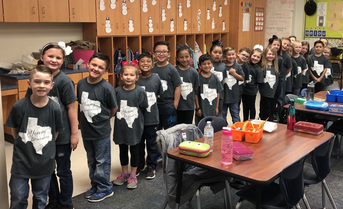 lyndikaye4's tweet image. Not much is cuter than a whole group of #firsties dressed alike! 😍 #socute #classshirts #YESYoungsters