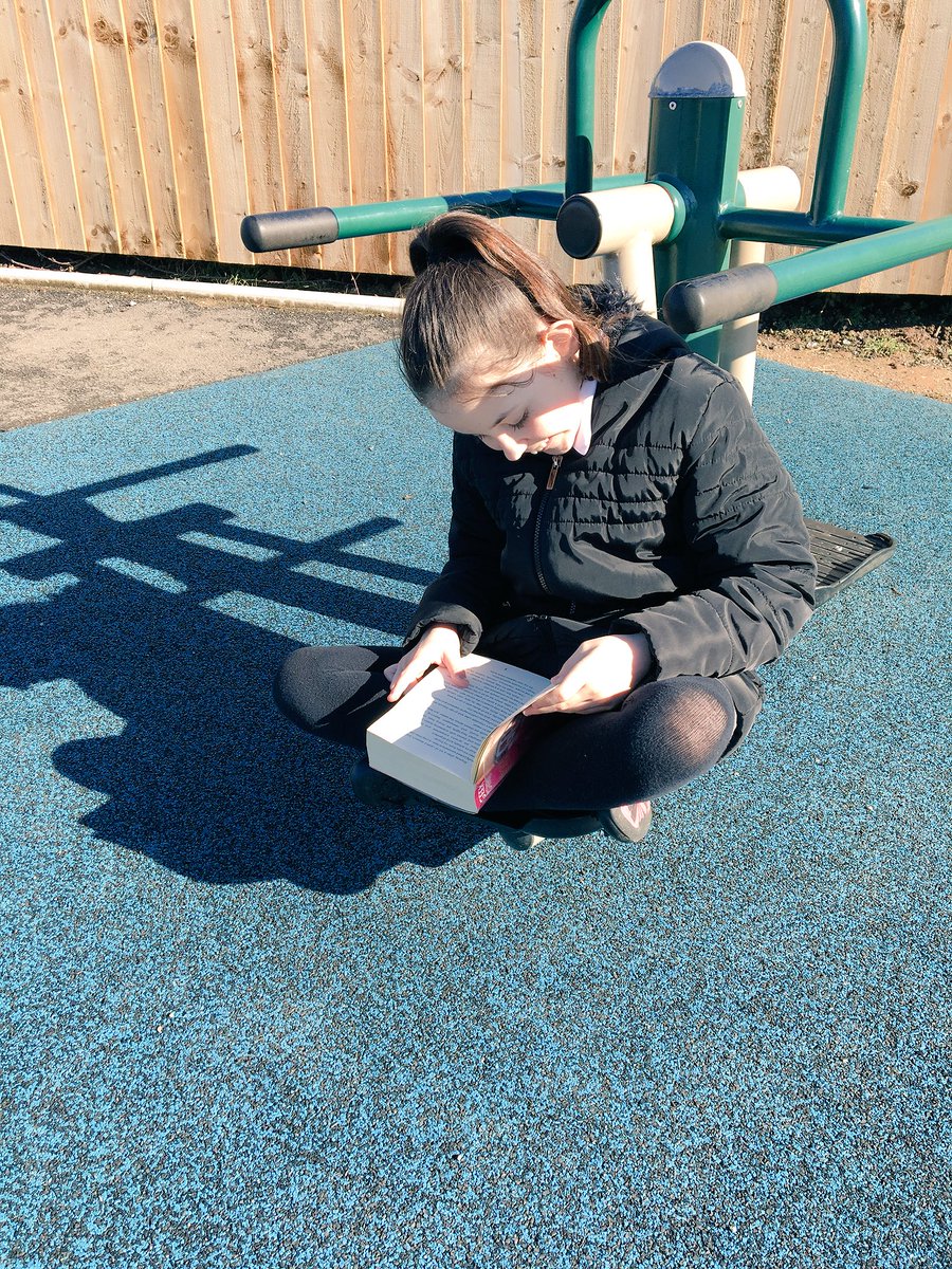 DeePointPrimary's tweet image. Triton had a marvellous morning at Blacon Library with our secret reader! Thanks Phil for helping us to select some new books and chatting with us- we hope you got home safely on your bike ride! #loveofbooks #secretreader