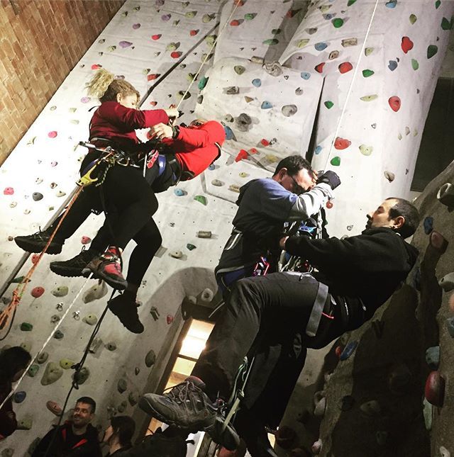 cegraciacat's tweet photo. #dijousalclub disfrutant del magnific roco del @clubexcursionistadegracia els del @GIE_CEGracia aprofitem per practicar. Avui croll contra croll. #rope #espeleo #rescate #autorescate #club #companyerisme #picoftheday https://t.co/HBtA9YG1DE https://t.co/fhC8UslFJ6