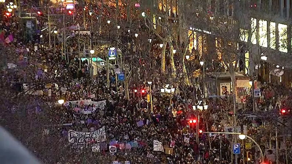 telecincoes's tweet photo. La marea feminista llena las calles de Barcelona #DíaDeLaMujer https://t.co/F0V0mHzSx4 https://t.co/NSzF7lp2Tq
