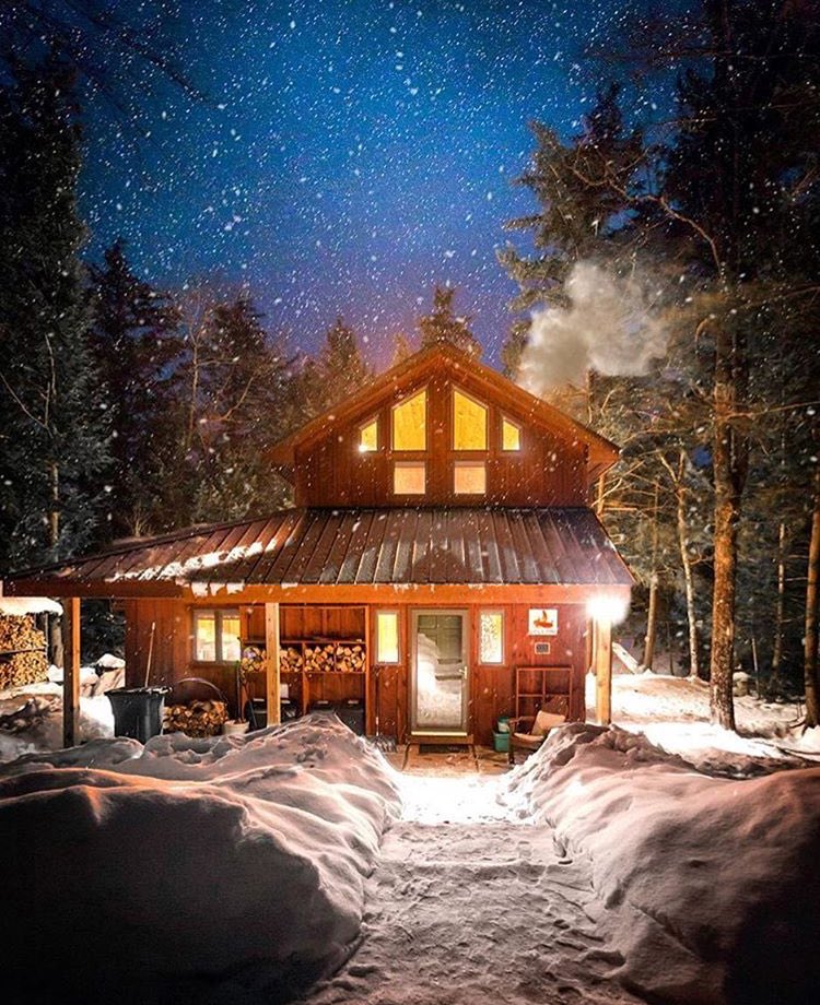 Дом зимой в лесу