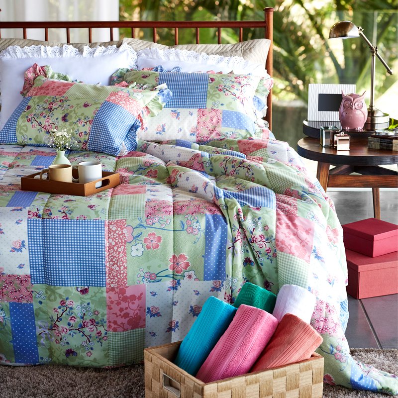 SellerMagazine's tweet photo. Você sabe o que é Patchwork? É essa junção de diferentes estampas em um único tecido. É lindo e dá uma levantada em qualquer decoração. Kit enxoval Andreza 5 peças (2 travesseiros / 2 porta-travesseiros / 1 edredom) 5x R$ 23,99 nos cartões Seller ou R$ 119,95. #ModaCasaSeller https://t.co/7tu9K12luG