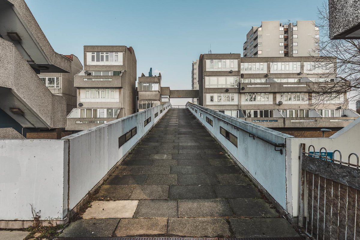 gregorogenesis's tweet photo. In the city of Thamesmead, London. #thamesmead #london #brutalism #sosbrutalism #modernism #architecture https://t.co/uL5UKHF7B1