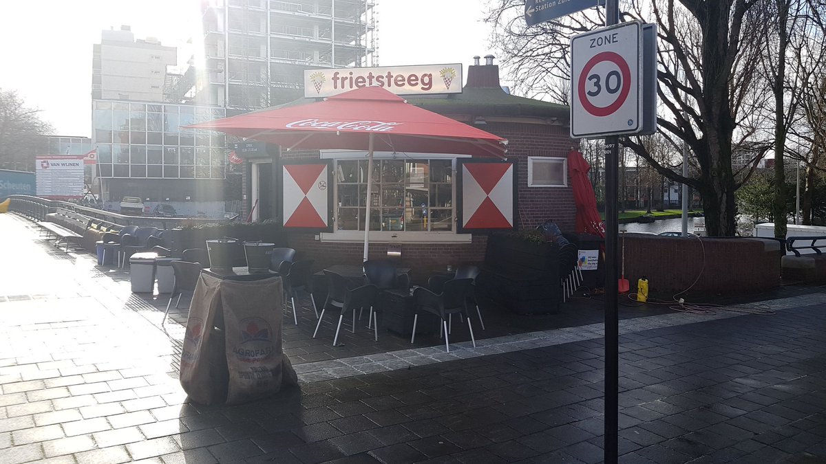 frietsteeg's tweet photo. #schaatsen #WKAllround #amsterdam #versefriet #frietsteeg https://t.co/rGgn64YSBy