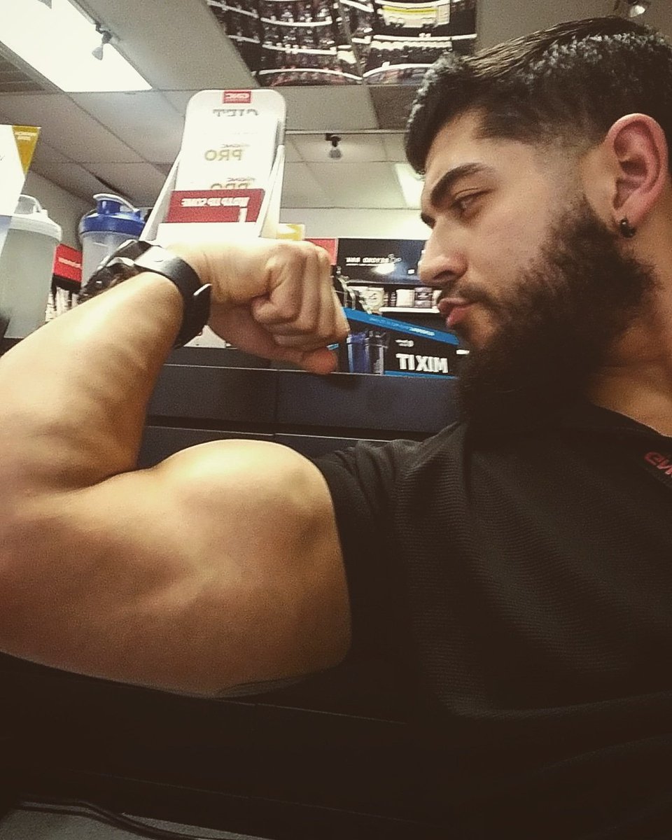 Who did it better me or the emoji ? 💪 #fitfam #fitness #bicep #biceppeak #gains #aesthetic #flex #curls #beardgang #guyswithbeards #guyswholift