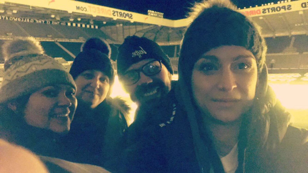 ChangingLives__'s tweet photo. The team finding a spot to bed down @lyndsay_sholder @Lisa_marie_1985 @markcprinn @TowardLaura @The_CEOSLEEPOUT #ChangingLives #CEOSleepoutNewcastle https://t.co/Y3onySXQZU