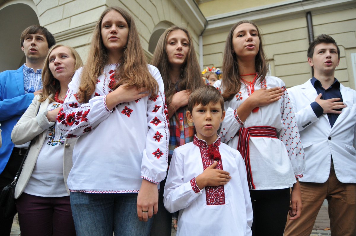 Еще в одной области Украины школьников заставят петь гимн перед уроками. Да еще и вместе с молитвой