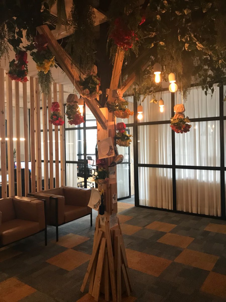 Nossas colaboradoras foram surpreendidas ao chegarem na empresa. Em comemoração ao #DiaInternacionalDaMulher, nossa CEO, Marina Cunha, preparou uma surpresa. Com flores, frases e uma carta personalizada para cada uma delas, presenteou as meninas com mimos para o dia a dia! <3