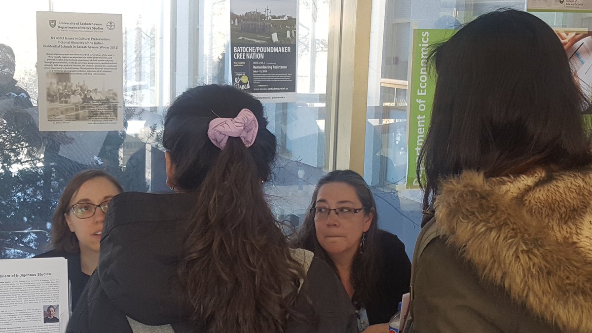 ISUSASK's tweet photo. Our faculty and alumni out talking to potential majors #majorpossibilities #artsandscience #usask https://t.co/auqMTzojlh