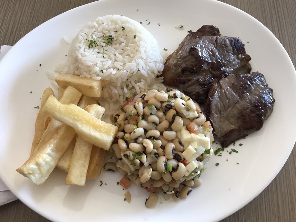 IbrafeF's tweet photo. Brown eye beans in the Brazil northeastern region, with cassava, meat and rice.   #lovepulses #amofeijao https://t.co/c5cgeeIbQu