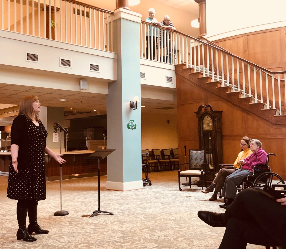 GatewayOperaSTL's tweet image. A very happy #InternationalWomensDay to every one of you!

Below: Gateway Opera Owner and Artistic Director, Kate Reimann (left) sings to her grandmother (right). 💜