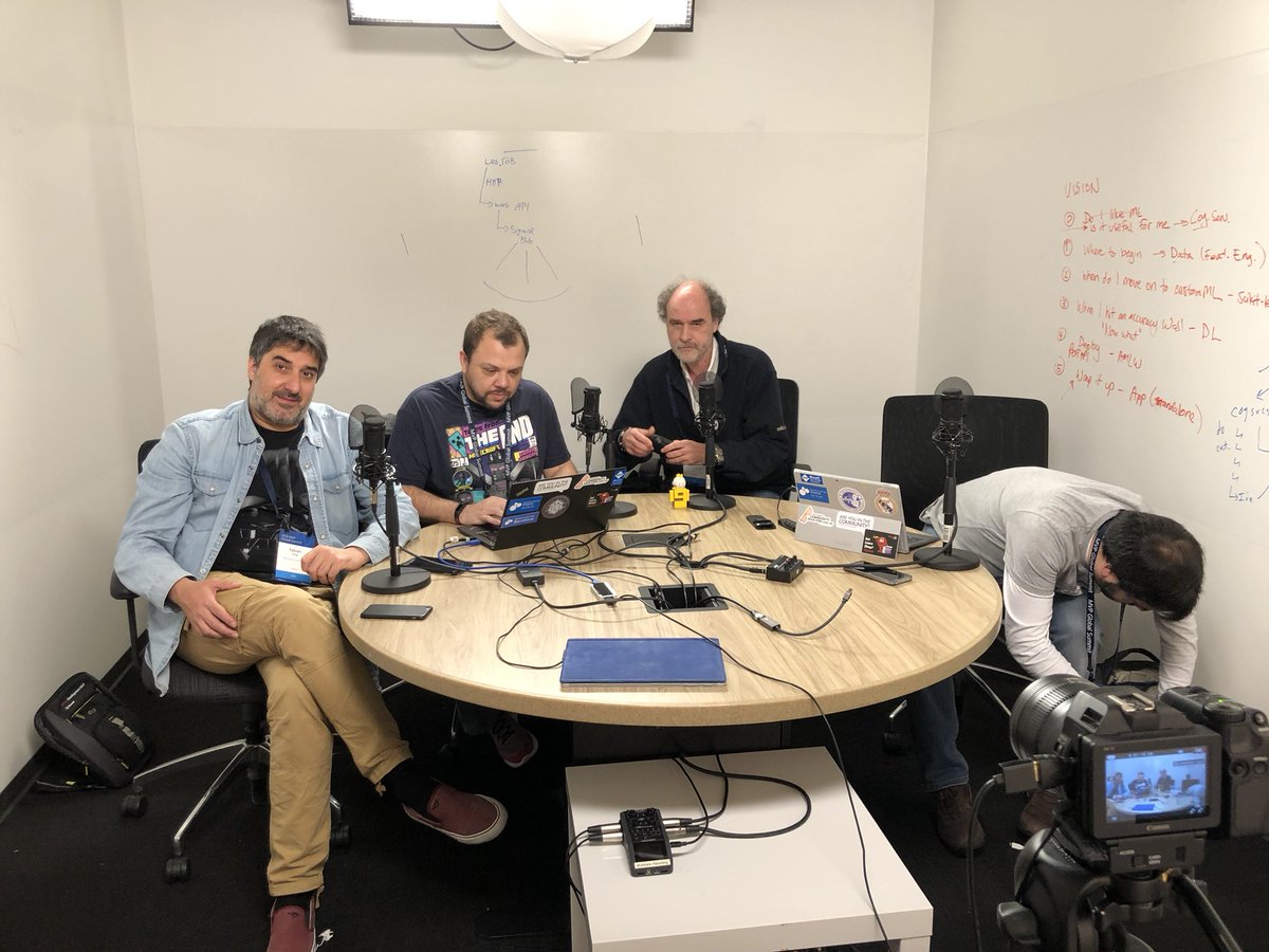 ch9's tweet image. Estamos Feliz que el equipo de compartimoss.com está en vivo en El estudio de @ch9! #MVPSummit18 #MVPBuzz