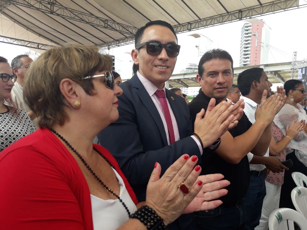Gabii100x's tweet photo. El titular de EMCO EP @edissongarzong asiste  a la campaña ''Sé tú sin violencia'', en conmemoración al #DíaDeLaMujer en #Guayaquil, una estrategia de erradicación definitiva del maltrato hacia la mujer, niñez y adolescencia. #MujerSerEjemplar https://t.co/3ryZePguys