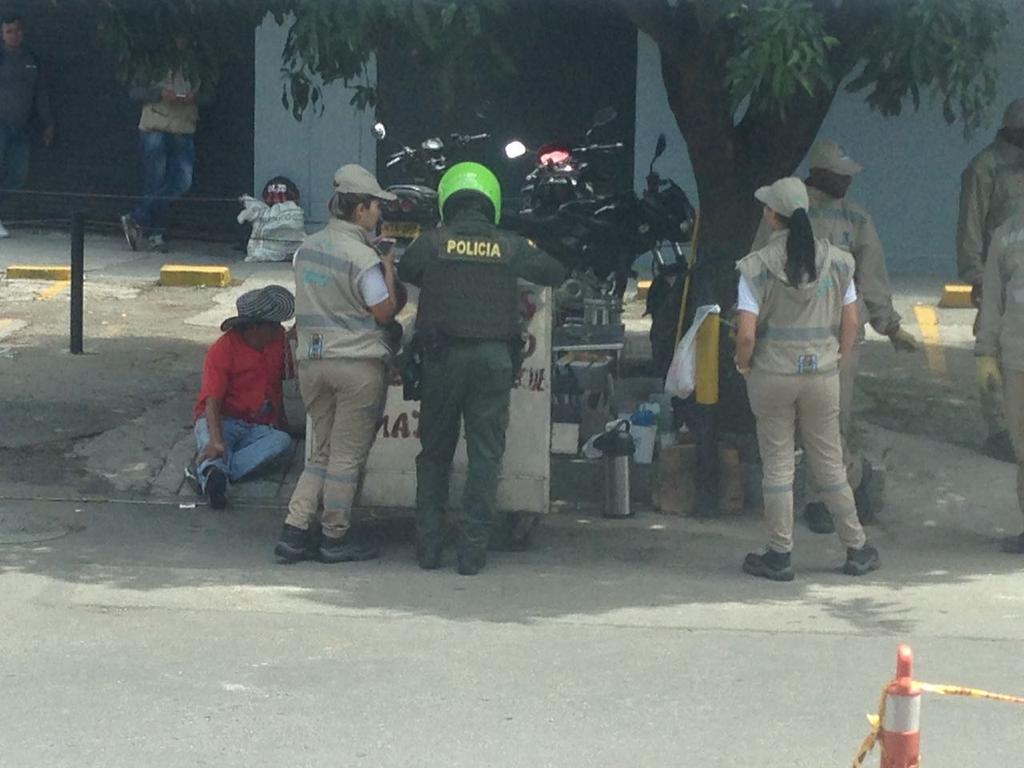 danielmarin80's tweet photo. Don César García R. no estorba ahí, antes brinda un servicio a quienes trabajan cerca. Pero la ley es implacable https://t.co/RlgLef8r6z