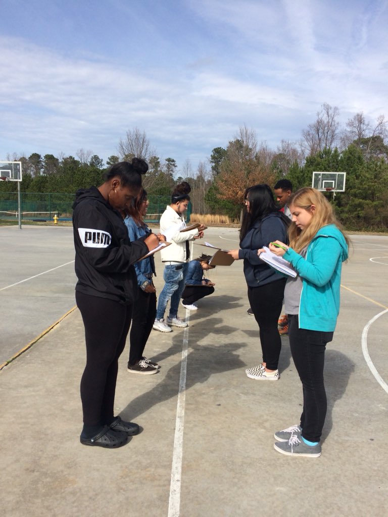 SenoraHudgins's tweet photo. Thinking back to warmer days doing Spanish “speed dating” outside ☀️ https://t.co/q1Moys3vh1