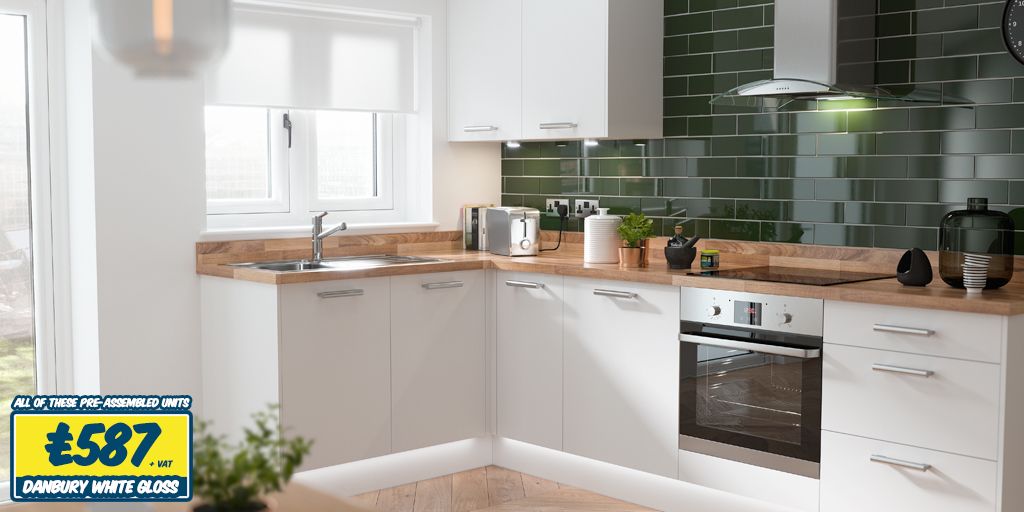 White gloss units are hard-wearing and bring a bright feel to your kitchen. Simple silver handles and chrome appliances give an up-to-date finish.

Book your FREE home measure visit today 👉 buff.ly/2oLPxLH