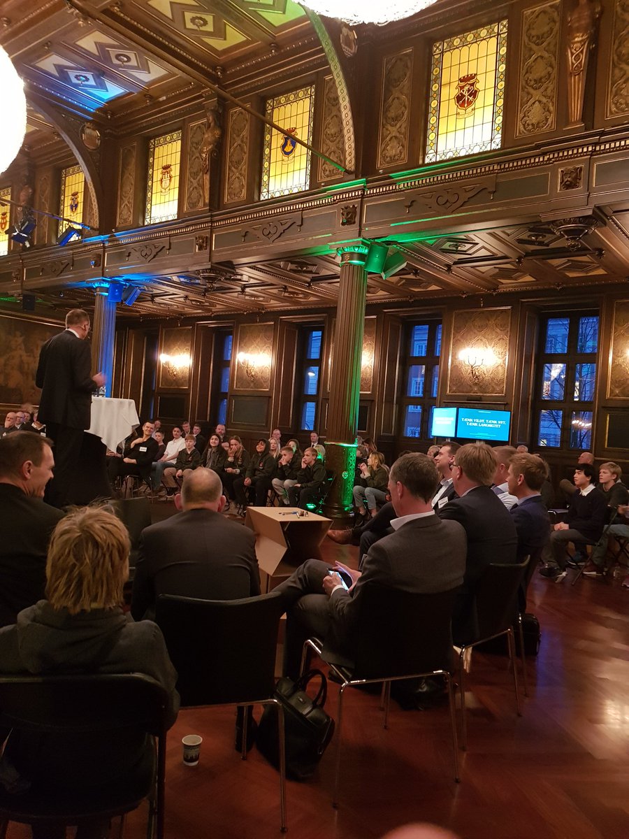 MartinGlarvig's tweet photo. 100 meget unge programmører samlet hos @ITBranchen til dialog om fremtidens it og dataeksperter #dataplayedwell https://t.co/5S4fN2jaRB