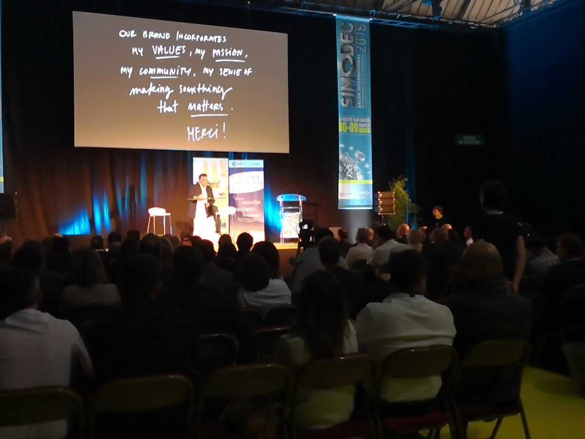 acharmoy's tweet photo. Belle intervention de @Lolewomen au #SIMODEC18 "Dans le développement de son entreprise, il faut avoir du sens : se poser la ❓Pourquoi on est là et qu'est ce qu'on fait ?" @BanquePopAura @CCI74 "tout seul on va plus vite, ensemble on va plus loin" https://t.co/7K38Jgq6A0