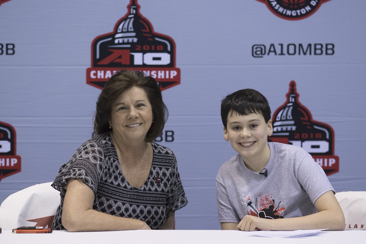 A10MBB's tweet photo. #A10Commish had a special one-on-one interview with former @SIKids reporter Aidan Kohn-Murphy before today's #A10MBB game #A10inDC https://t.co/WFNtNBQ6ga