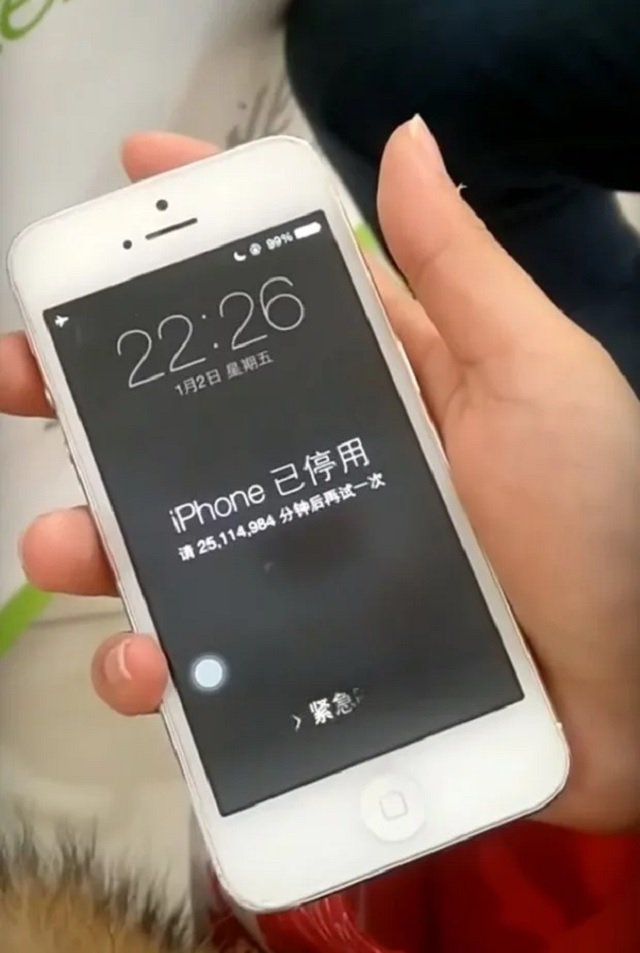 benwonx's tweet photo. iPhone ของคุณแม่ชาวจีนคนหนึ่งถูกล็อกนานกว่า 25 ล้านนาที หรือประมาณ 48 ปี หลังเธอทิ้งโทรศัพท์ไว้ให้ลูกวัย 2 ขวบดูวิดีโอช่วงที่เธอไม่อยู่บ้าน แต่คาดว่าลูกน่าจะใส่รหัสผิดซ้ำๆ หลายรอบมากจนกลายเป็นแบบนี้ 😅 https://t.co/UarNLLlSBh