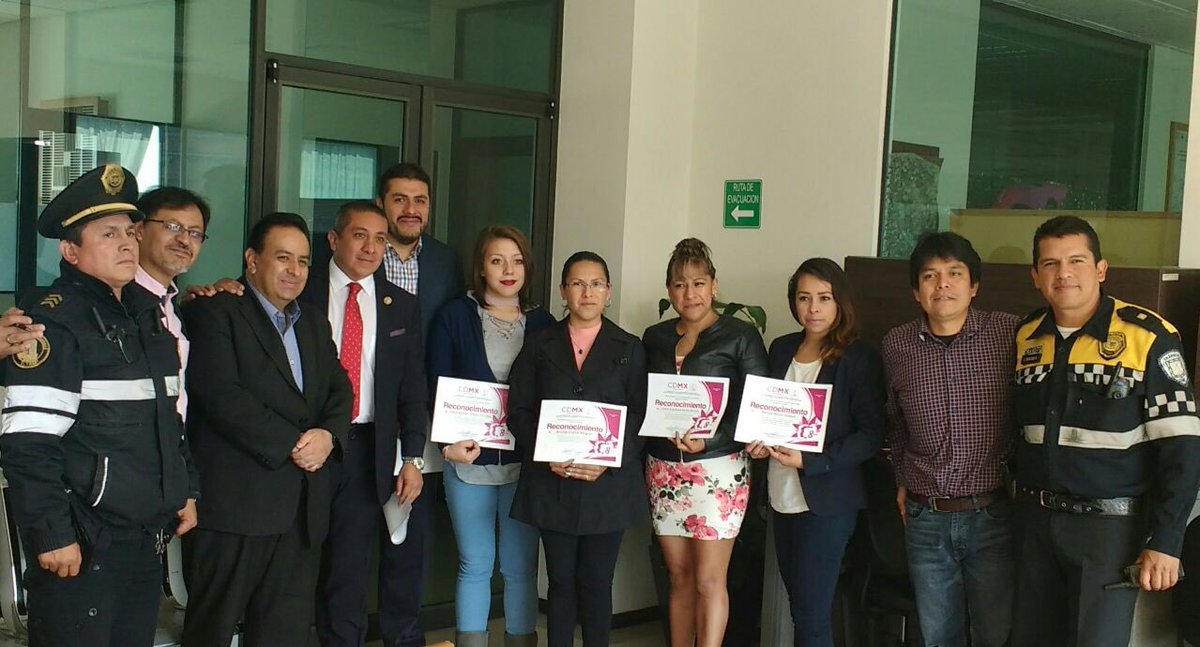 Hacemos entrega de reconocimientos a compañeras funcionarias y participantes en el Gabinete de Seguridad Pública y Procuración de Justicia en la delegación #Cuajimalpa en el marco del
"Día internacional de las Mujeres" #DíaDeLaMujerCDMX