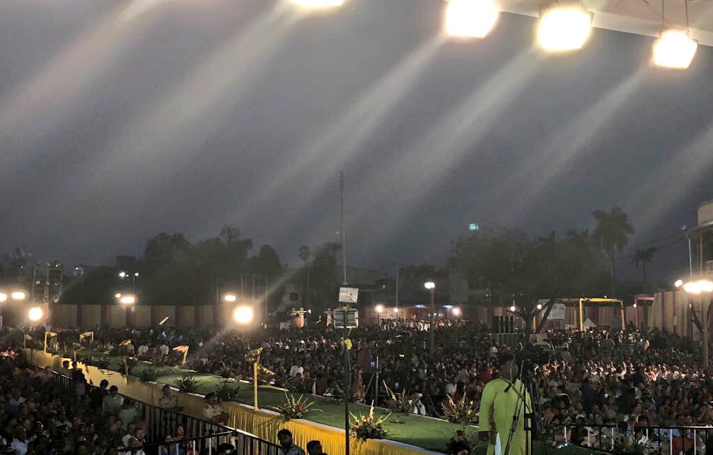 Gurudev's tweet photo. Thousands sang and meditated during satsang in Jabalpur, Madhya Pradesh. https://t.co/Z77CTOOutT