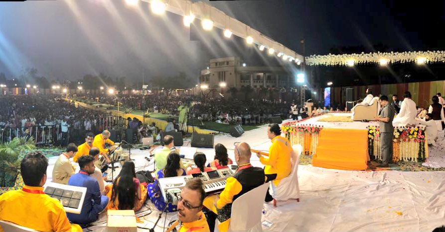 Gurudev's tweet photo. Thousands sang and meditated during satsang in Jabalpur, Madhya Pradesh. https://t.co/Z77CTOOutT