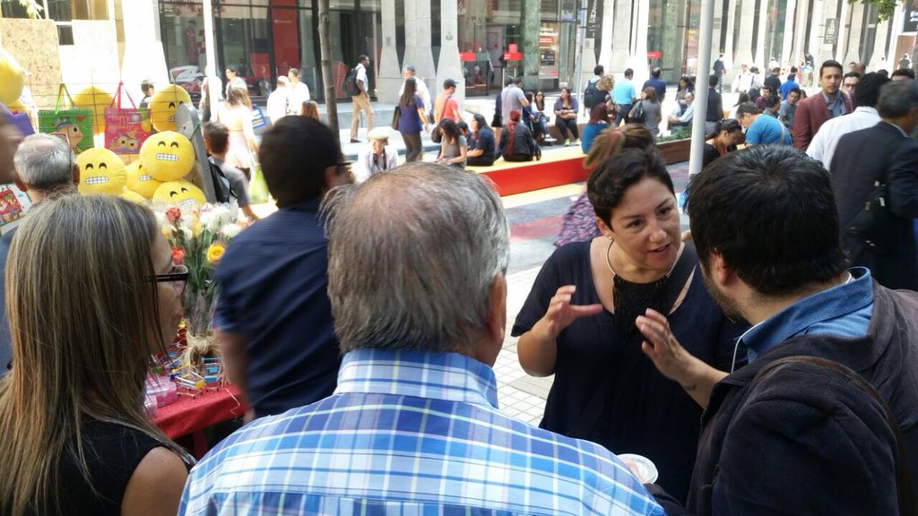 labeasanchez's tweet photo. En Paseo Bandera invitando a la marcha de esta tarde en Plaza Italia!! Adhiriendo al trabajo que hace la coordinadora 8M... por ti, por mi, por ellas y por nosotras @FeministasFA https://t.co/Ex4lqyKqHg